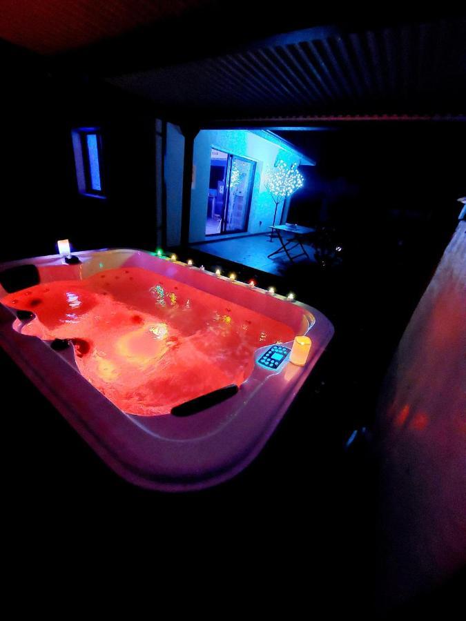 Un Sejour Romantique En Couple Avec Jacuzzi Prive Chromotherapie Jardin Maison Privee Ychoux Exteriör bild